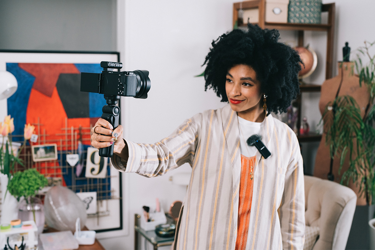 Ao contrário da transmissão de áudio analógico convencional, não se preocupará com interferências de sinal de cabo. Emparelhe a ZV-E10 com um microfone Sony que suporte Digital Audio Interface com o Suporte Multi-Interface (MI) para áudio digital nítido e de baixo ruído. Pode também ligar o seu microfone favorito através da entrada para microfone da câmara para um áudio de melhor qualidade.