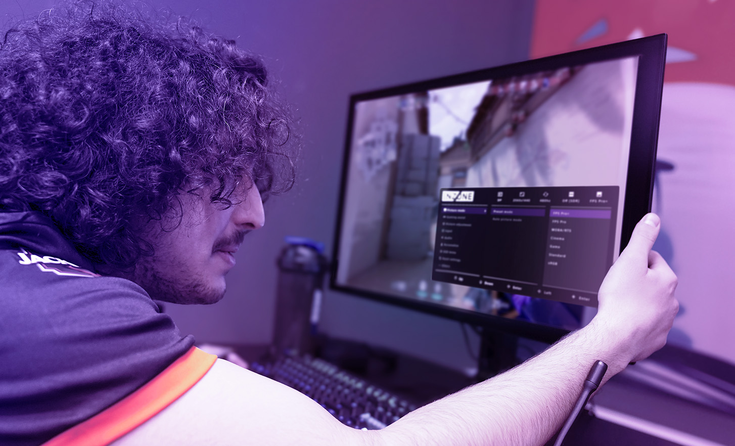 Um jogador da FNATIC analisa atentamente os dados do jogo no novo monitor gaming M10S