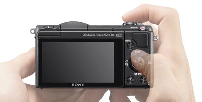 Smart camera | Máquina fotográfica com Wi-Fi e NFC | a5100 | Sony